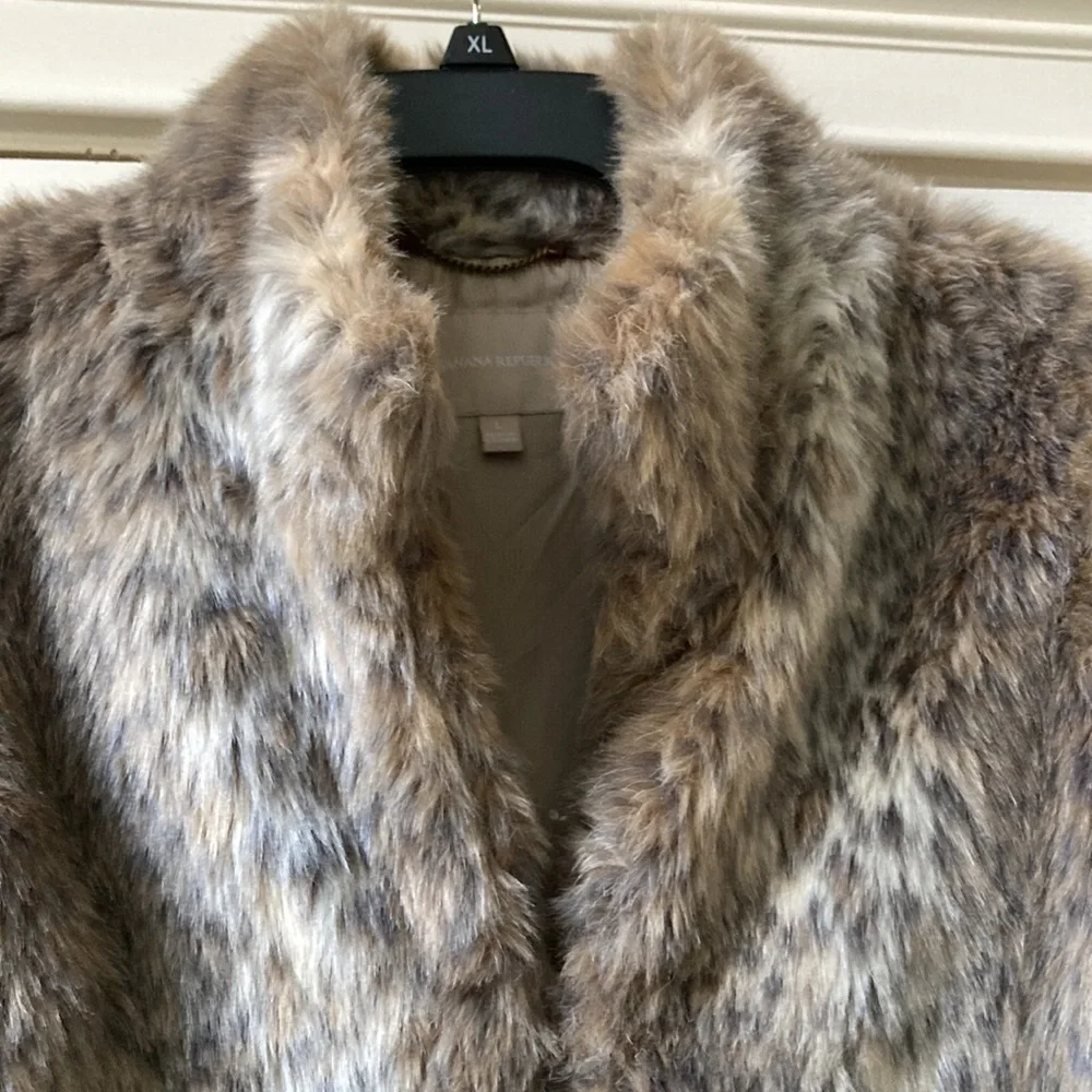 Banana Republic like new leopard print imitation fur vest. 100% polyester - Picture 2 of 7